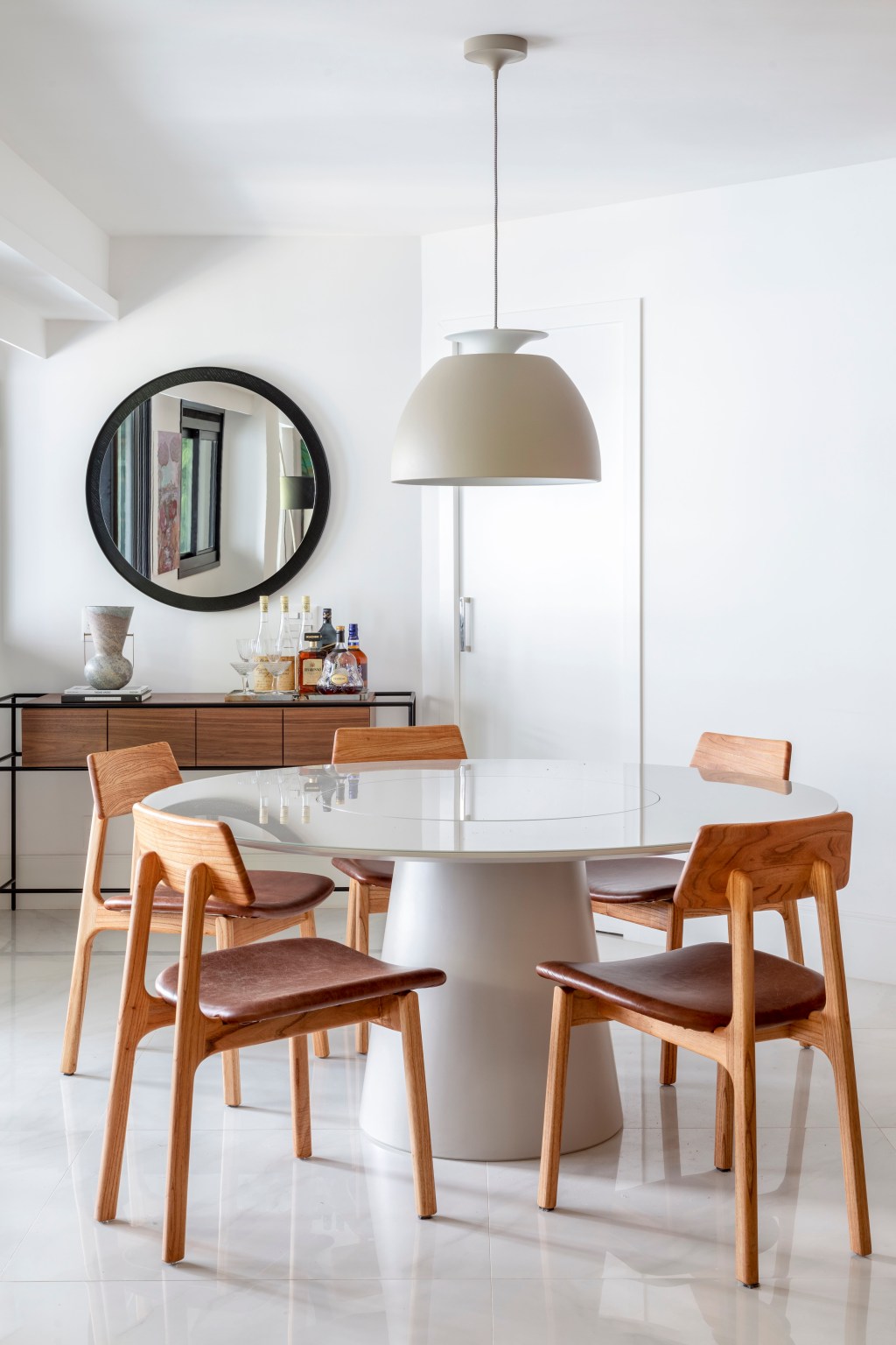 Apartamento 210 m2 décor contemporâneo despojado toques industriais João Panaggio decoração sala jantar mesa cadeira luminaria
