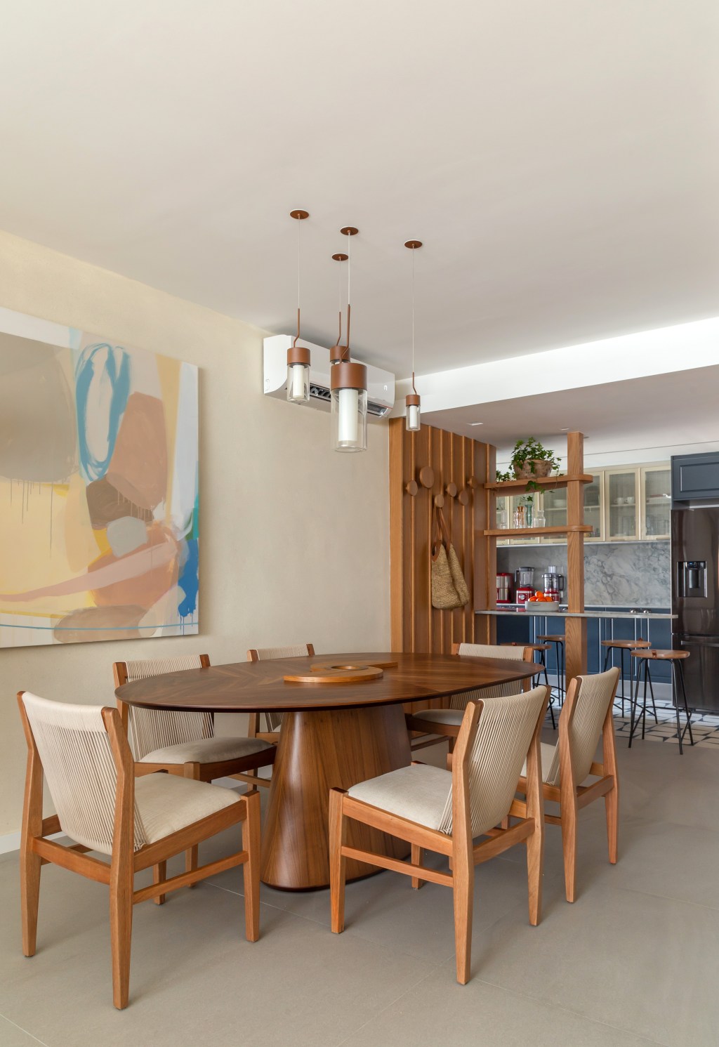 Apê 110 m2 cozinha retrô home office escondido Kelly Figueiredo decoracao apartamento cozinha sala de jantar mesa quadro madeira