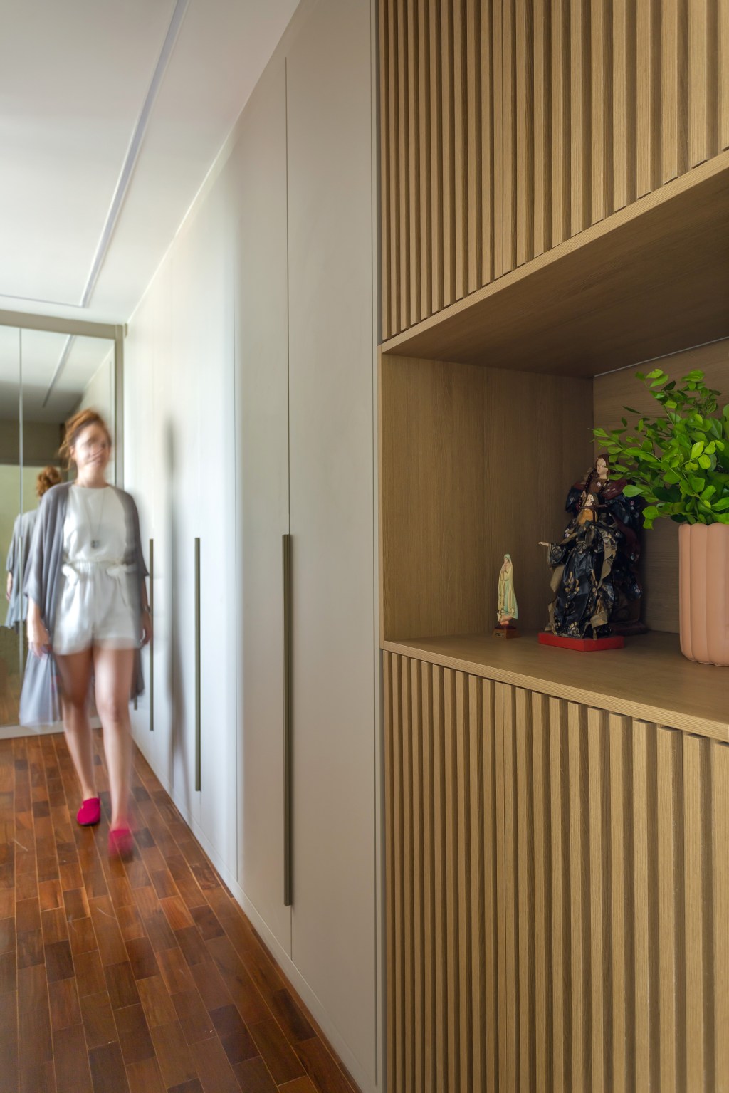 Apê 110 m2 cozinha retrô home office escondido Kelly Figueiredo decoracao apartamento corredor madeira ripado