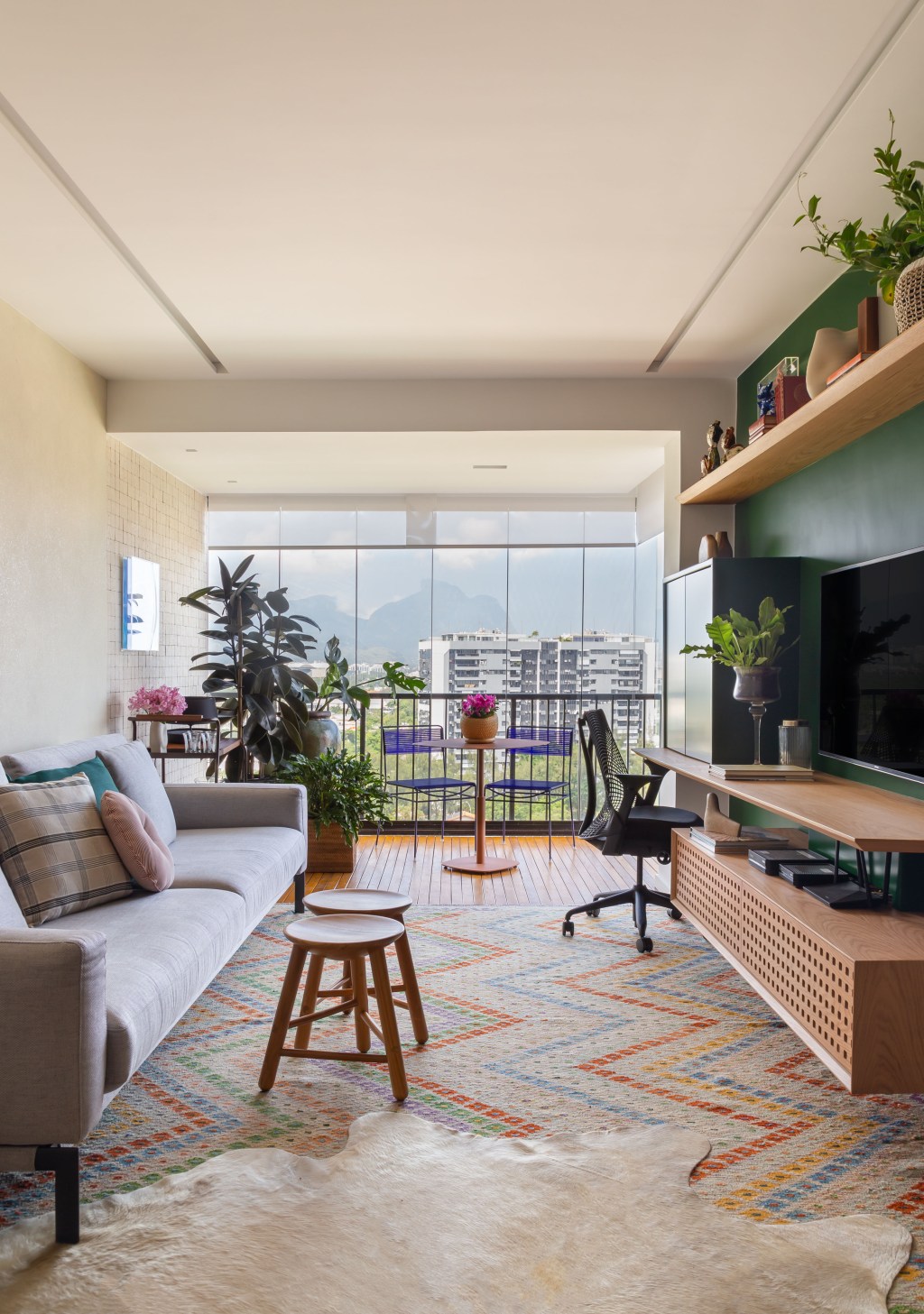 Apê 110 m2 cozinha retrô home office escondido Kelly Figueiredo decoracao apartamento sala varanda tv tapete sofa