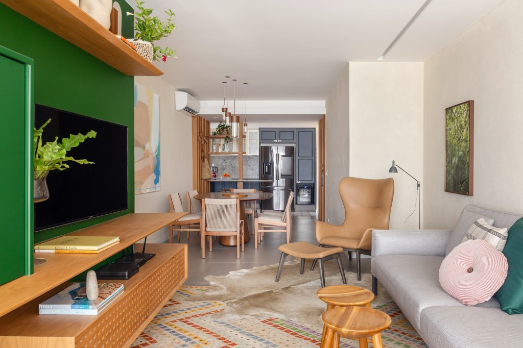 Apê 110 m2 cozinha retrô home office escondido Kelly Figueiredo decoracao apartamento verde tapete tv marcenaria sofa