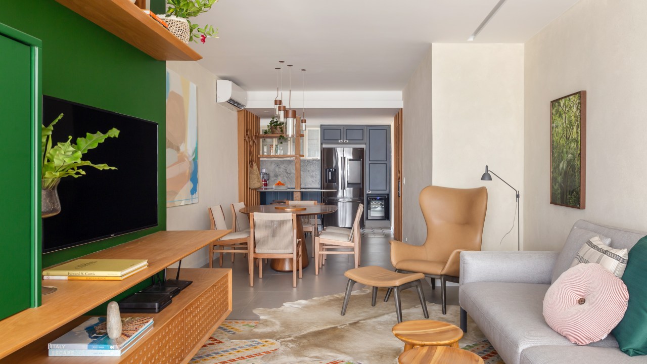 Apê 110 m2 cozinha retrô home office escondido Kelly Figueiredo decoracao apartamento verde tapete tv marcenaria sofa