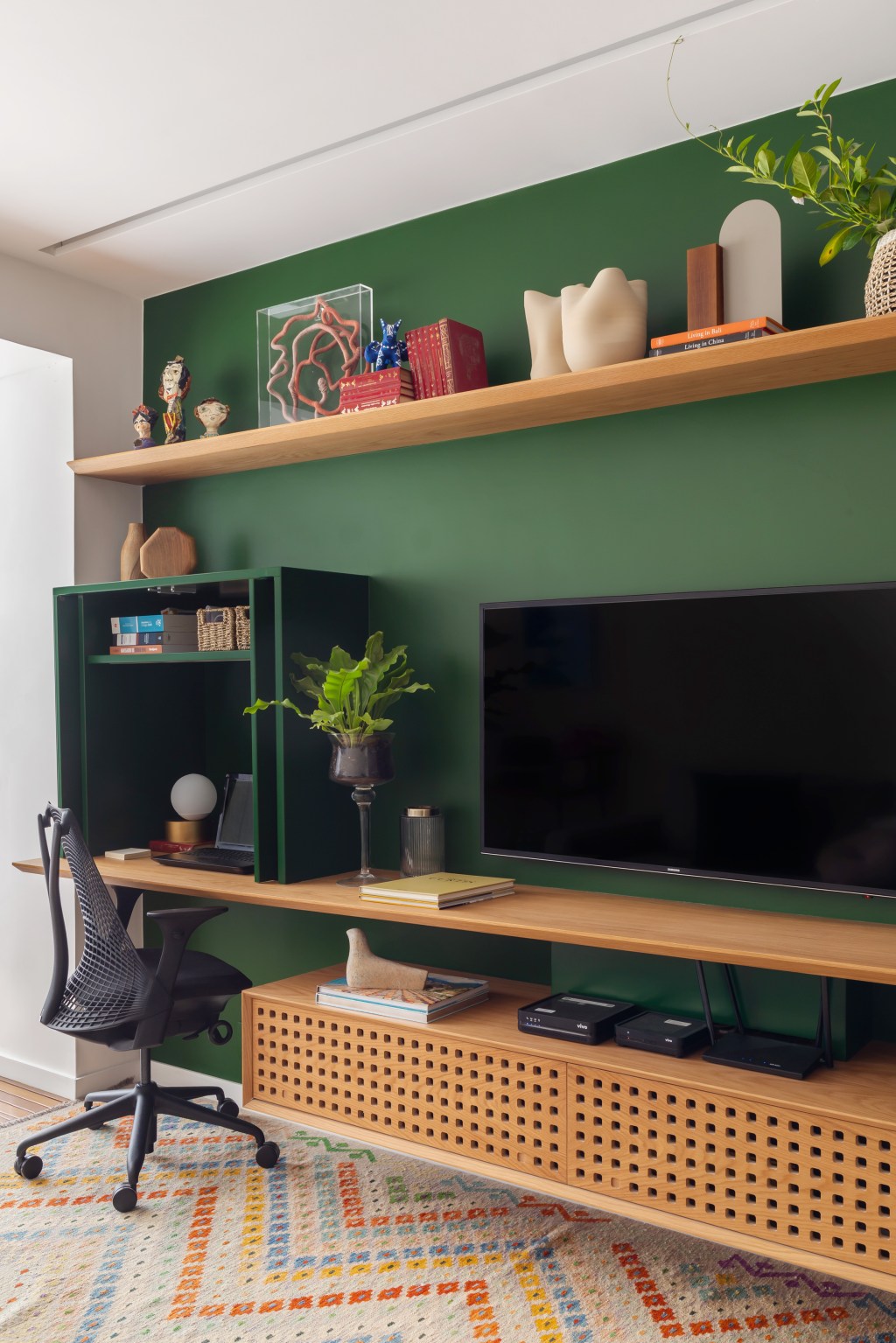 Apê 110 m2 cozinha retrô home office escondido Kelly Figueiredo decoracao apartamento verde tapete tv marcenaria