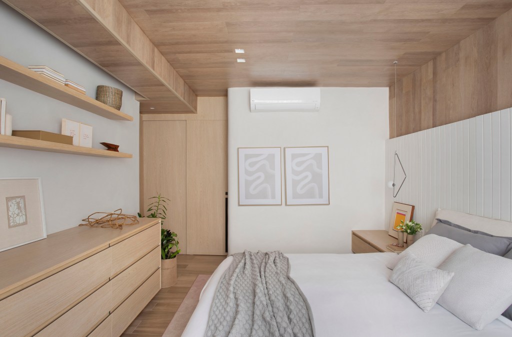Apê 160 m2 cara de casa paleta verde rosa néons up3 arquitetura decoração quarto cama madeira marcenaria cabeceira quadro