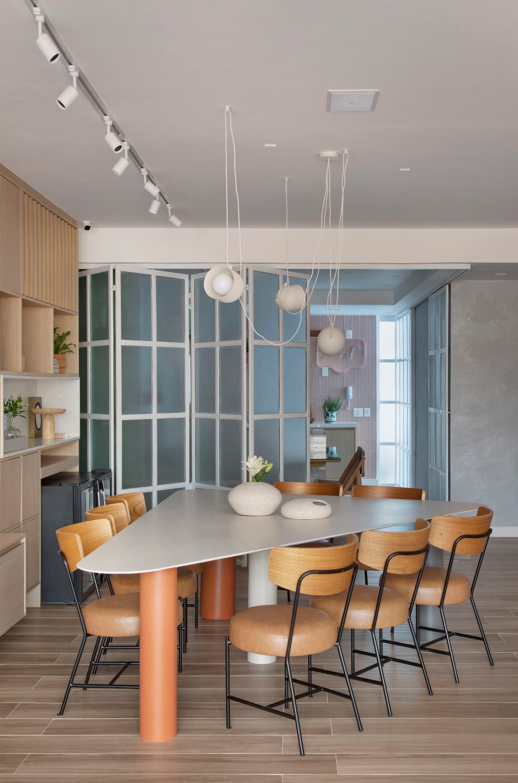 Apê 160 m2 cara de casa paleta verde rosa néons up3 arquitetura decoração cozinha verde e rosa armario serralheria madeira mesa cadeira sala jantar