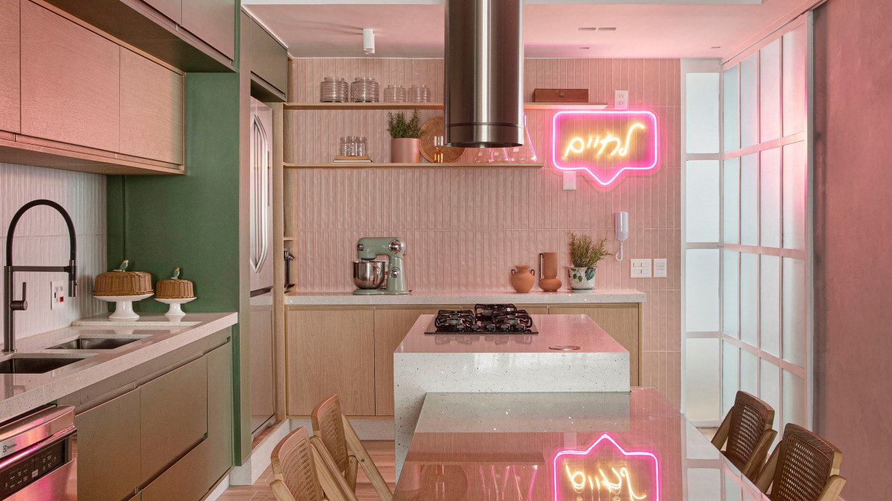 Apê 160 m2 cara de casa paleta verde rosa néons up3 arquitetura decoração sala cozinha verde rosa neon mesa cadeira