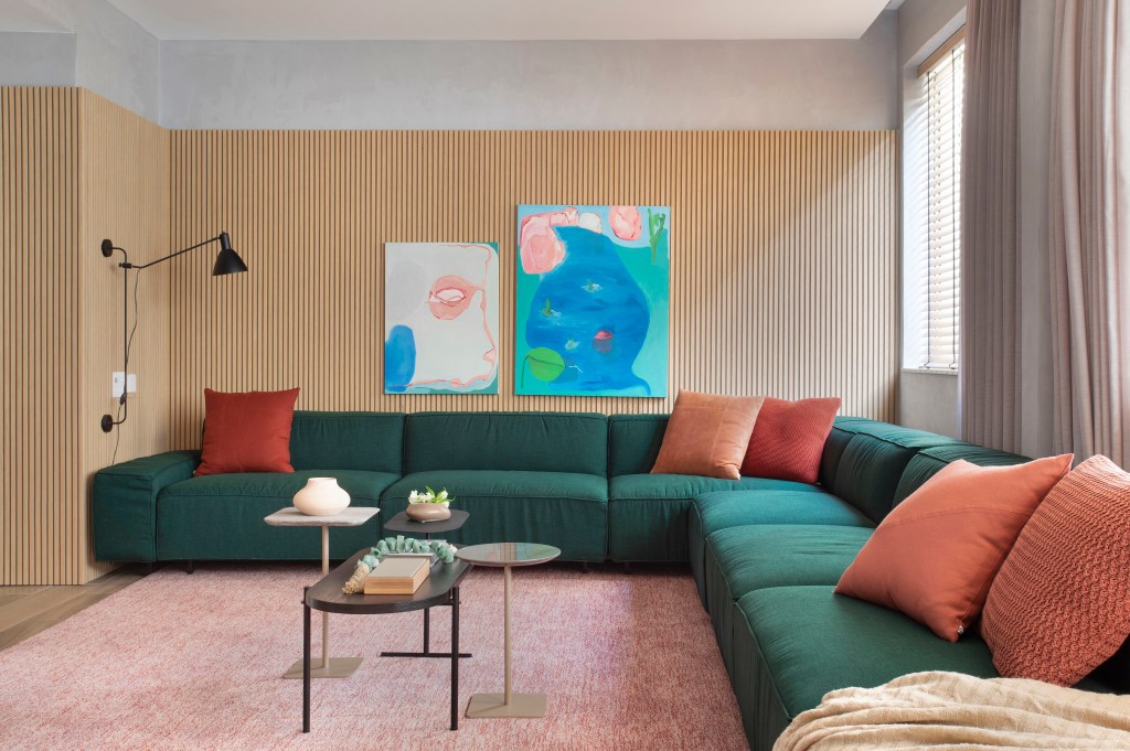 Apê 160 m2 cara de casa paleta verde rosa néons up3 arquitetura decoração sala sala estar sofa ripado tapete mesa quadro cortina