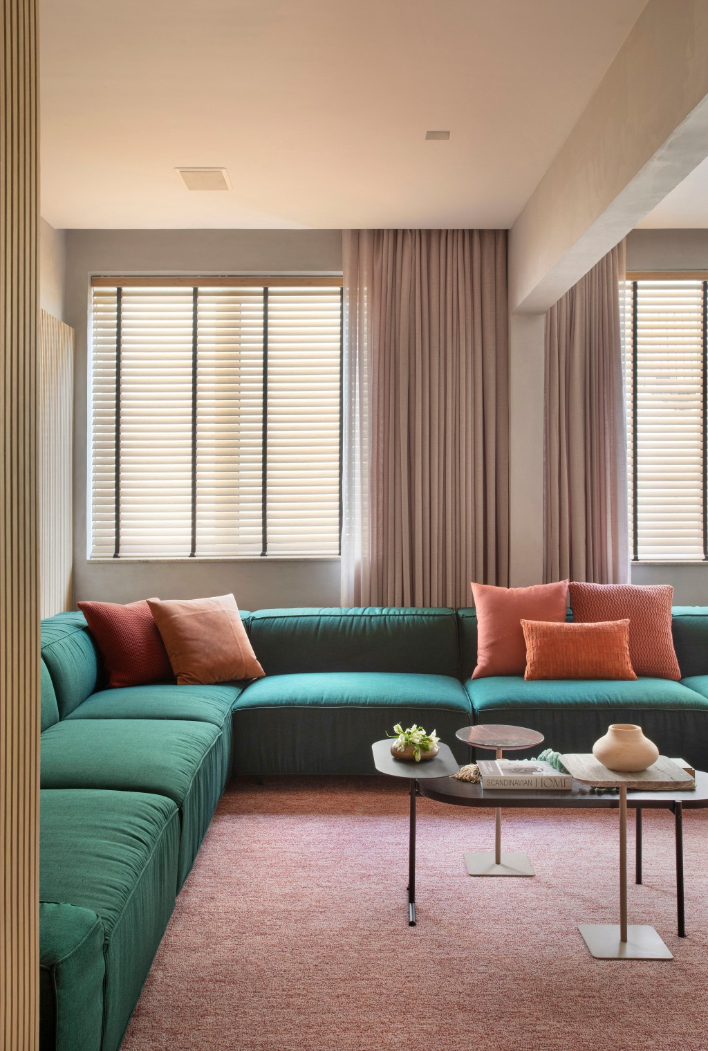 Apê 160 m2 cara de casa paleta verde rosa néons up3 arquitetura decoração sala sala estar tv sofa tapete mesa cortina