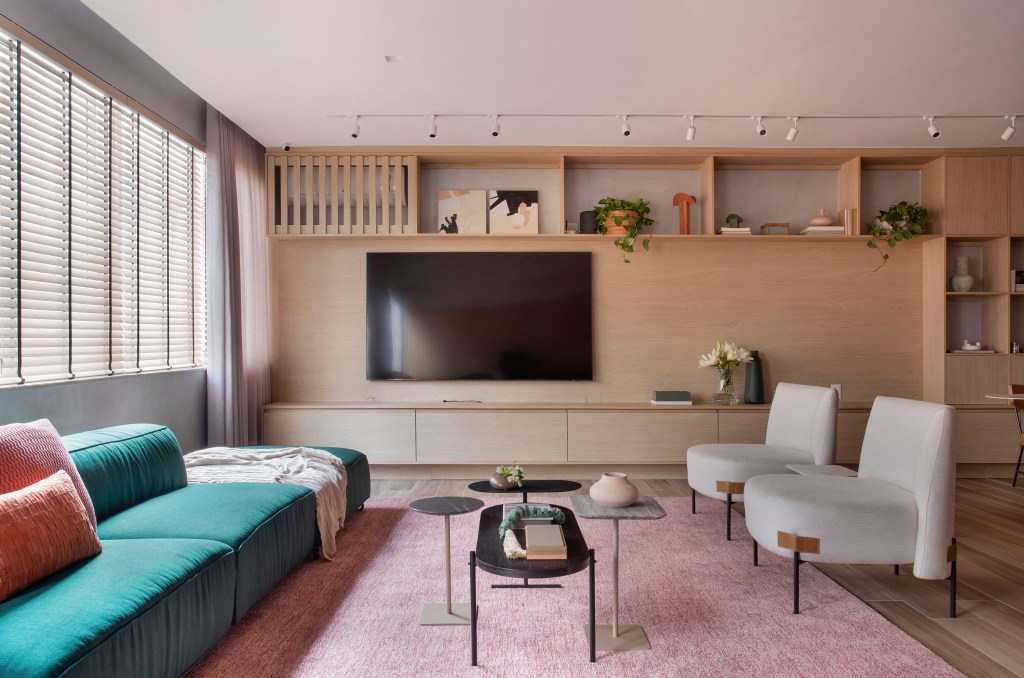 Apê 160 m2 cara de casa paleta verde rosa néons up3 arquitetura decoração sala sala estar tv sofa tapete mesa estante marcenaria