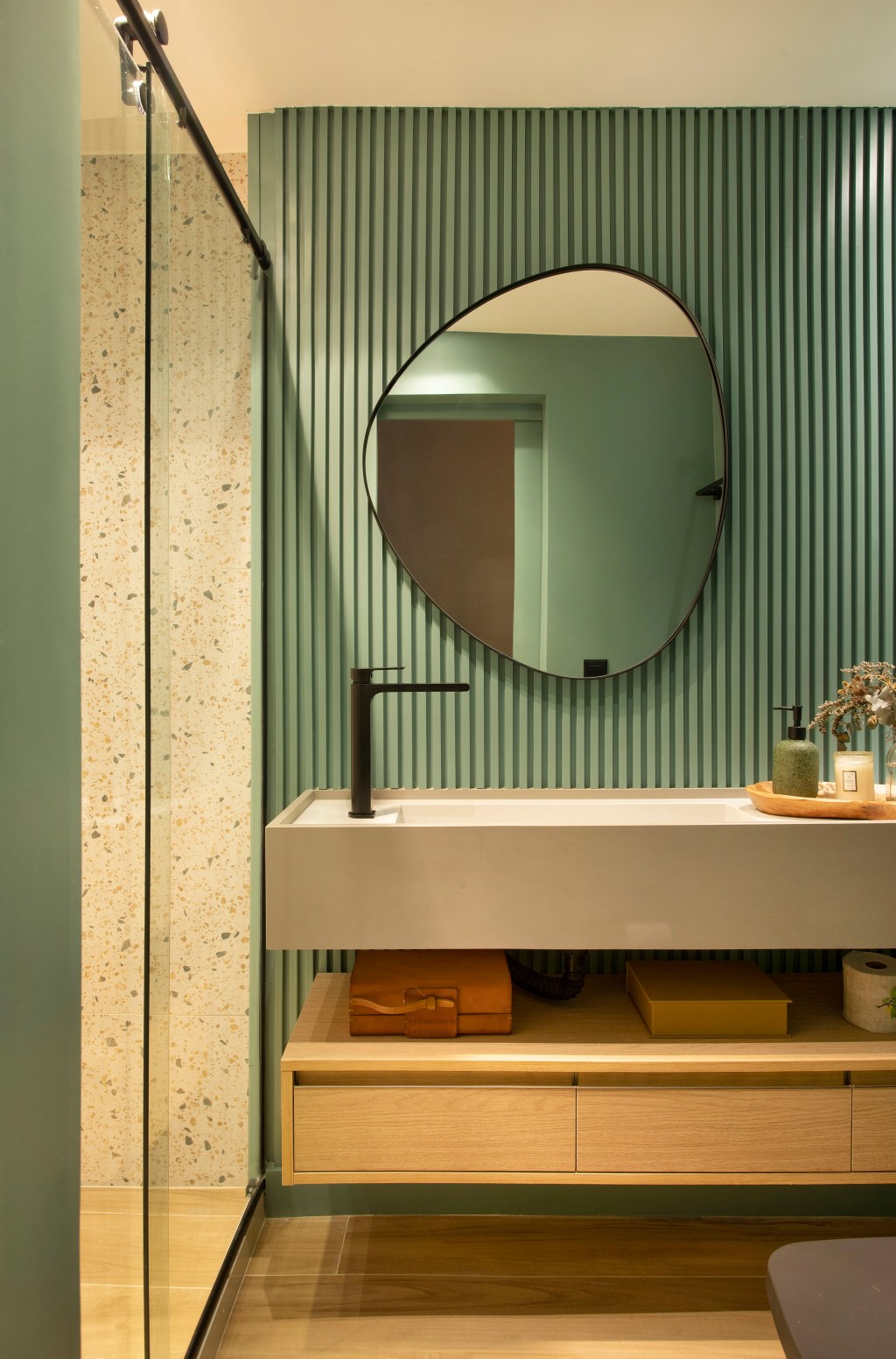 Apê 160 m2 cara de casa paleta verde rosa néons up3 arquitetura decoração sala banheiro verde espelho box ripado