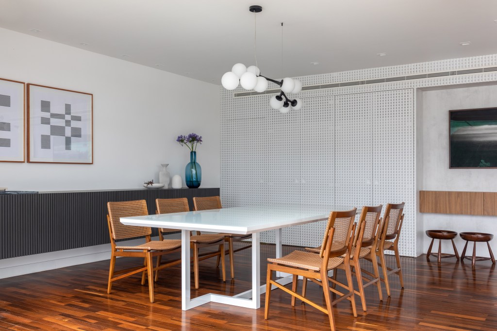 Cobertura 320 m2 vista tirar folêgo Pão de Açúcar Studio Plano Arquitetura decoração sala jantar mesa cadeira muxarabi quadro