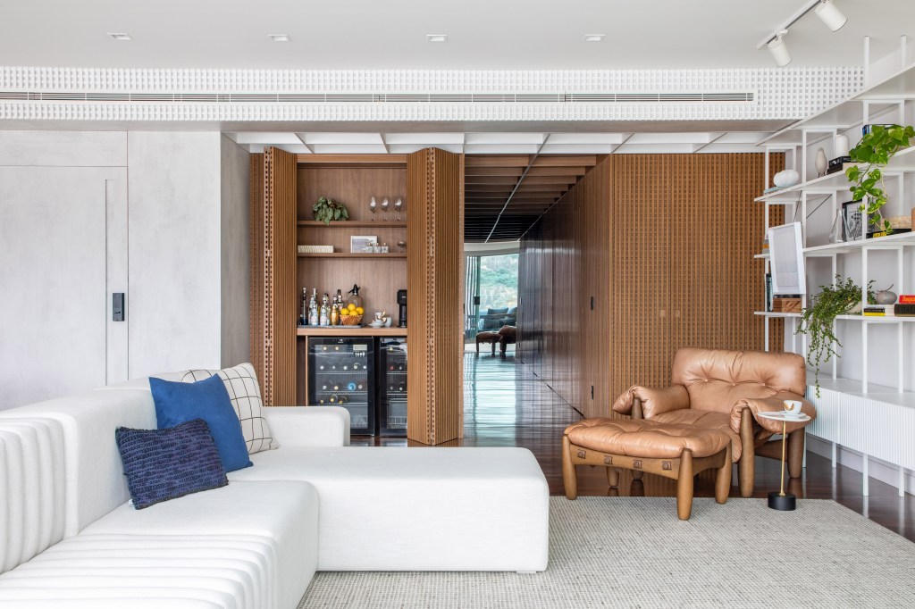 Cobertura 320 m2 vista tirar folêgo Pão de Açúcar Studio Plano Arquitetura decoração sala living sofa bar muxarabi estante tapete