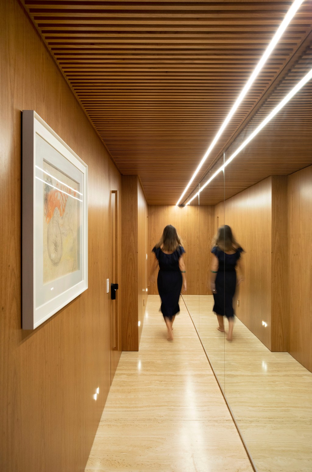 Grande adega marcenaria multiuso apê 230 m² Studio 021 Arquitetura decoração corredor quadro madeira espelho