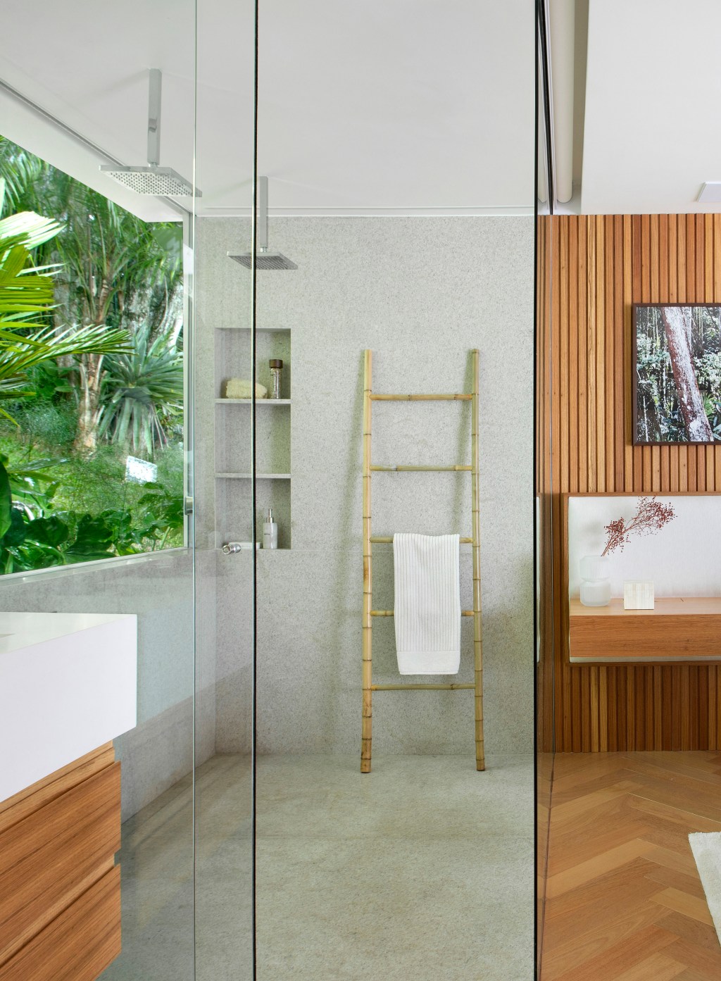 Suíte de 80 m2 clima hotel cinco estrelas Diego Raposo Manuela Simas decoração jardim banheiro box madeira
