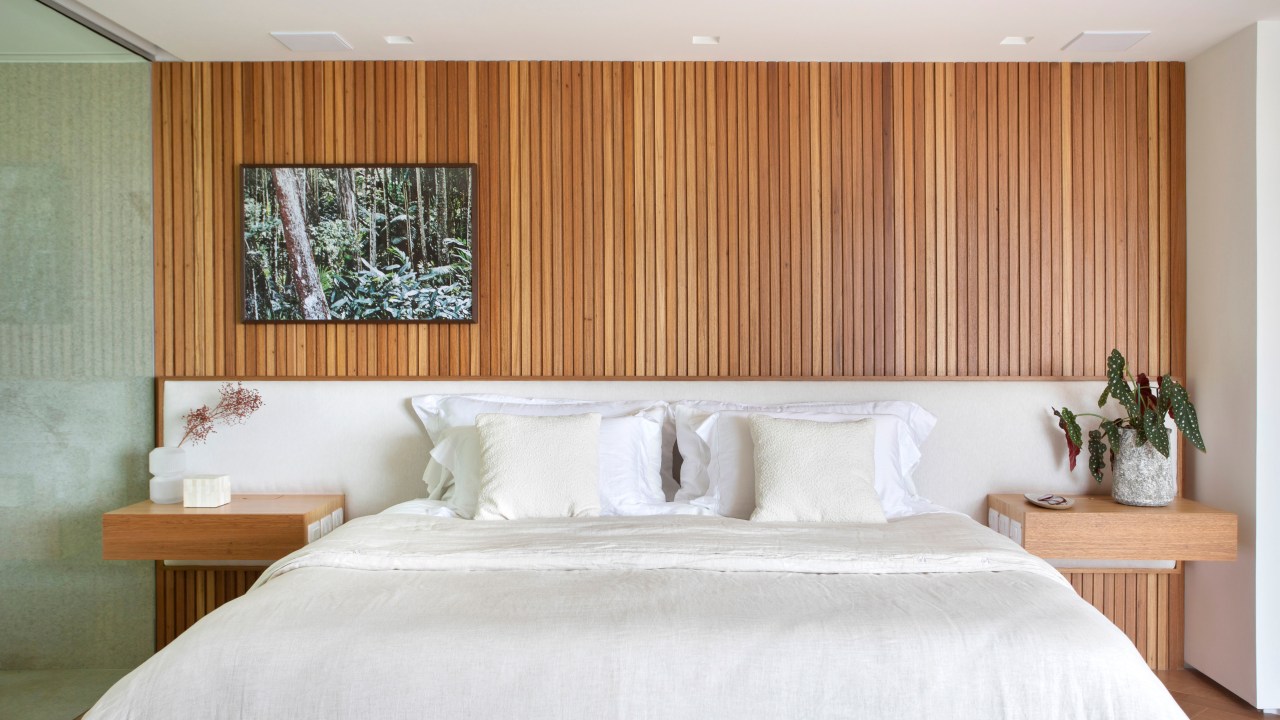 Suíte de 80 m2 clima hotel cinco estrelas Diego Raposo Manuela Simas decoração cama cabeceira ripado jardim quadro