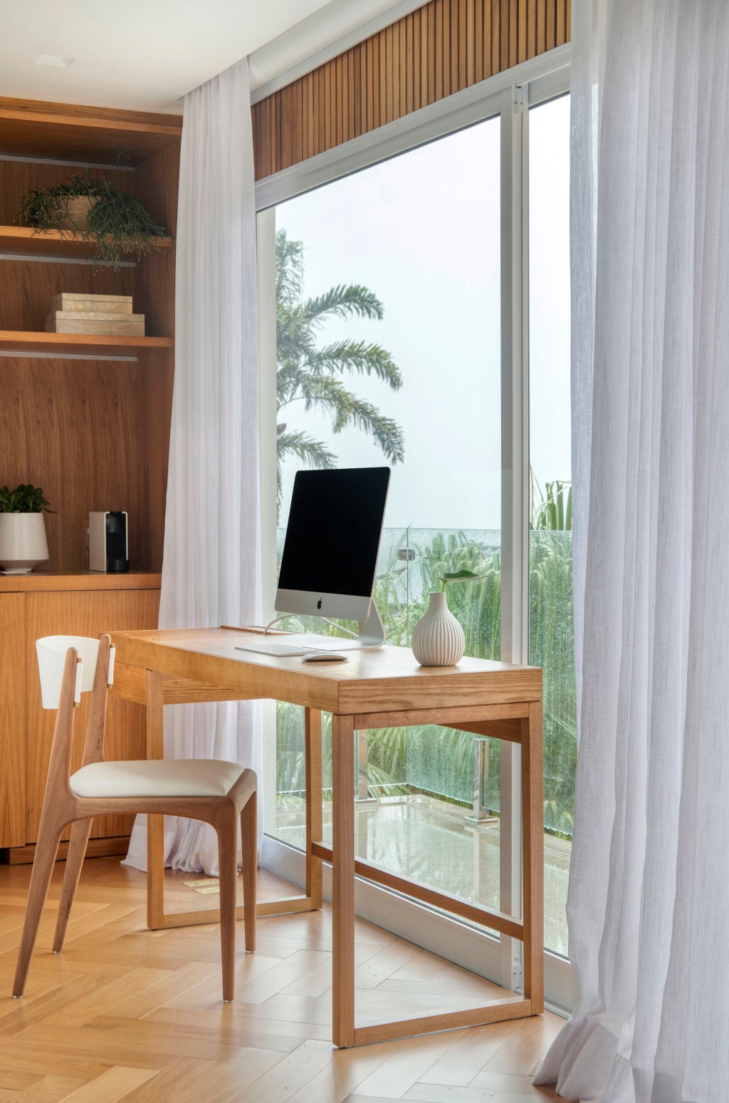 Suíte de 80 m2 clima hotel cinco estrelas Diego Raposo Manuela Simas decoração home office mesa cadeira madeira