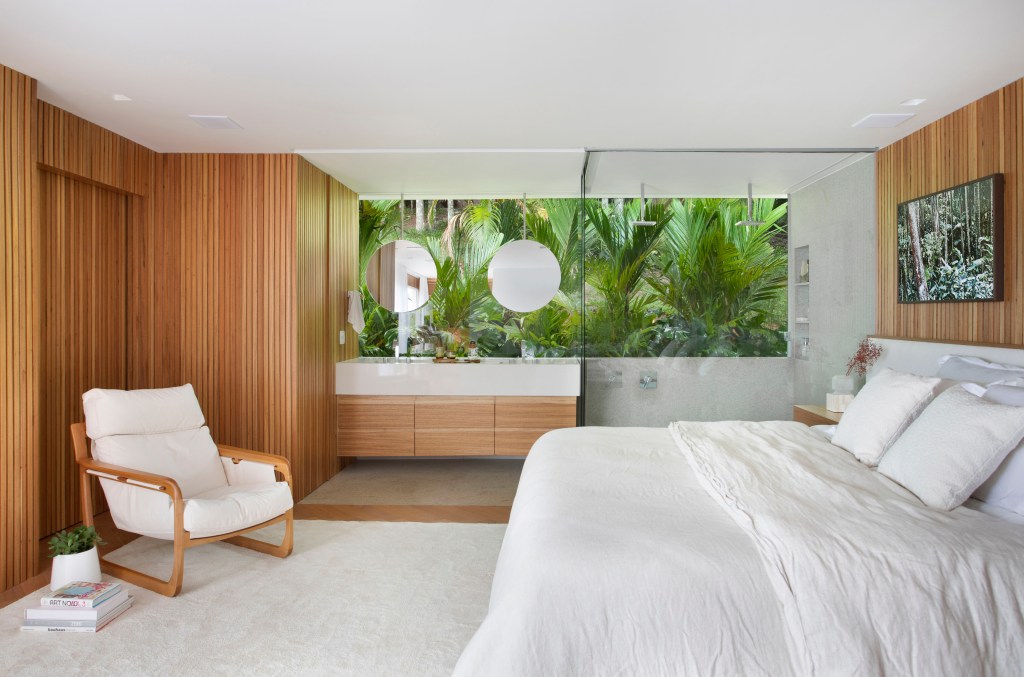 Suíte de 80 m2 clima hotel cinco estrelas Diego Raposo Manuela Simas decoração banheiro jardim madeira quarto cama cabeceira