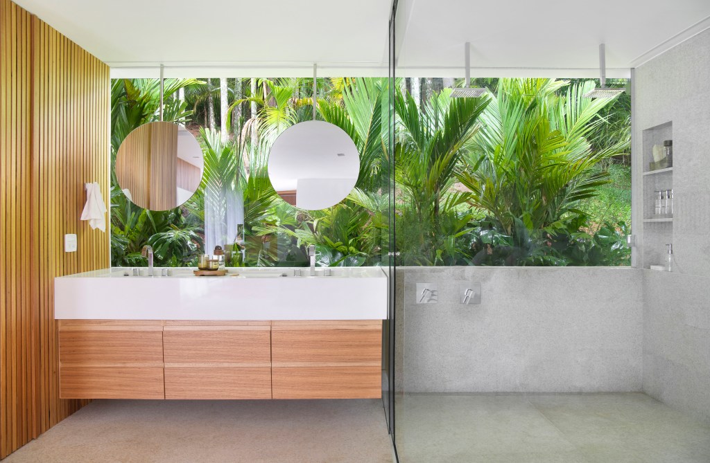 Suíte de 80 m2 clima hotel cinco estrelas Diego Raposo Manuela Simas decoração banheiro jardim madeira
