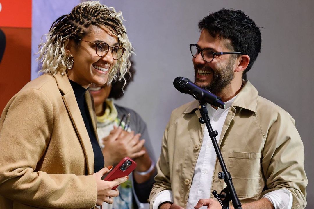 Gabriela de Matos e Paulo Tavares, curadores do Pavilhão Brasil na Bienal de Arquitetura de Veneza, são os vencedores do Leão de Ouro 2023.
