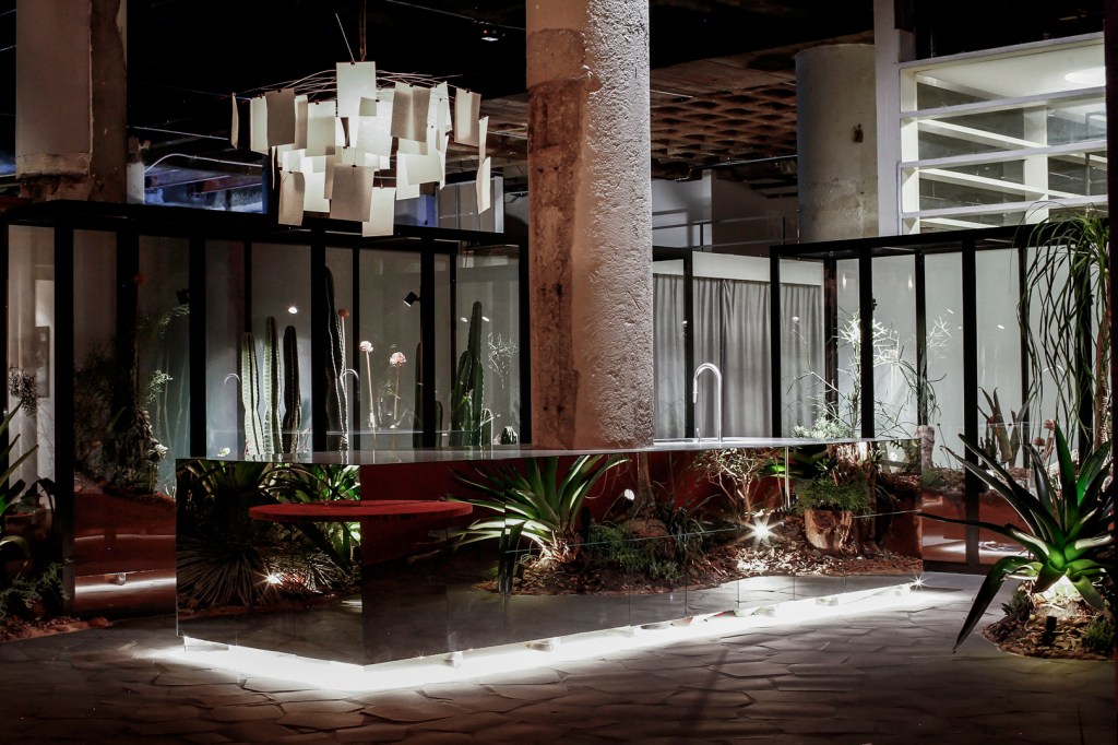 Augusta Pastor e Santiago Roose - Planeta Fitocêntrico. Projeto da CASACOR São Paulo 2023. Na foto, vitrines com plantas e bancada de espelhos.