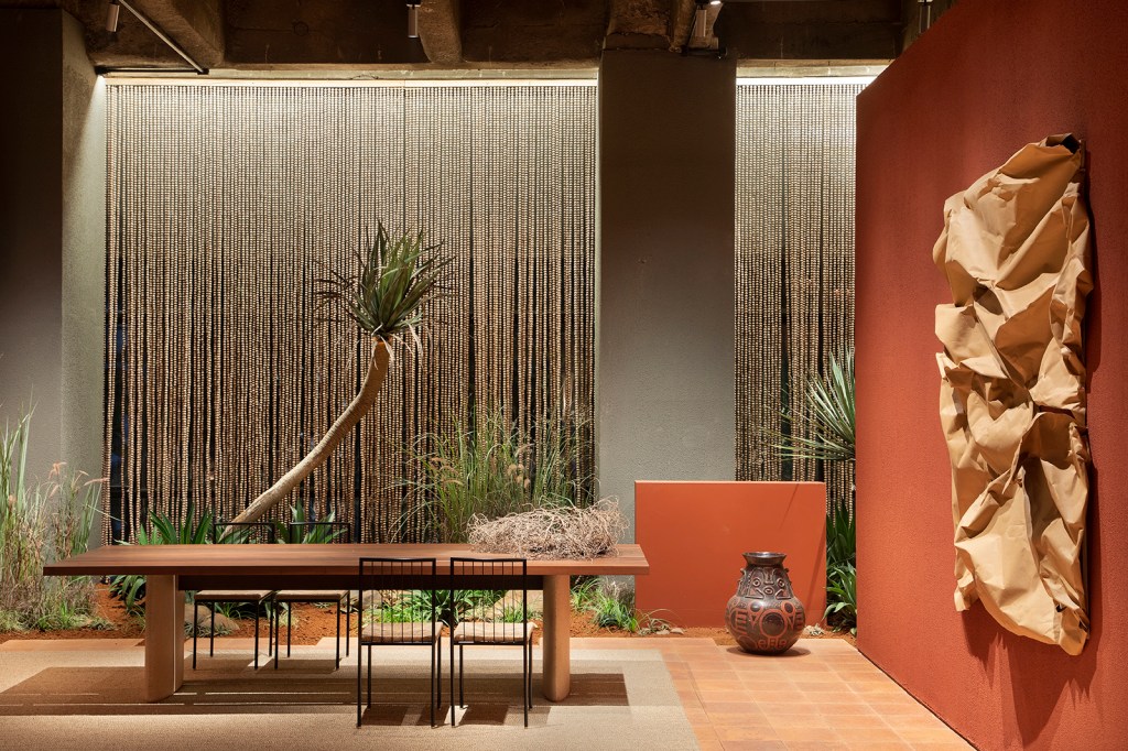 BC Arquitetos - Casa Magenta LG. Projeto da CASACOR São Paulo 2023. Na foto, mesa de jantar, jardim e cortina.