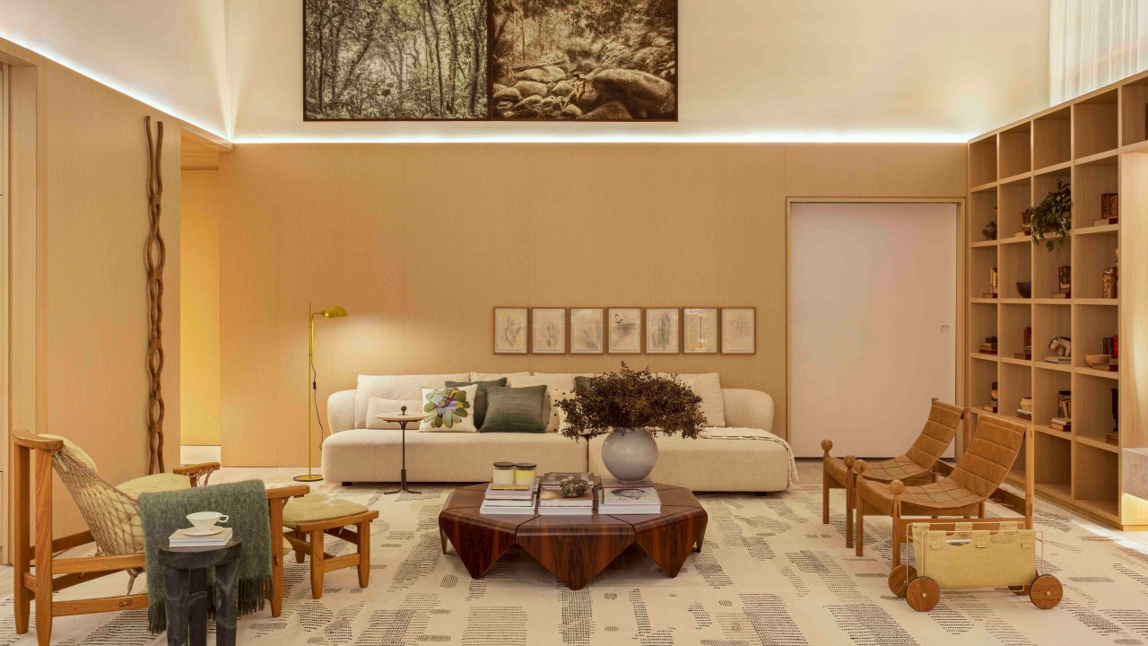 Da Hora Arquitetura - Loft Vastu. Projeto da CASACOR São Paulo 2023. NA foto, sala de estar com pé-direito alto, quadro, tapete, sofá e poltrona.