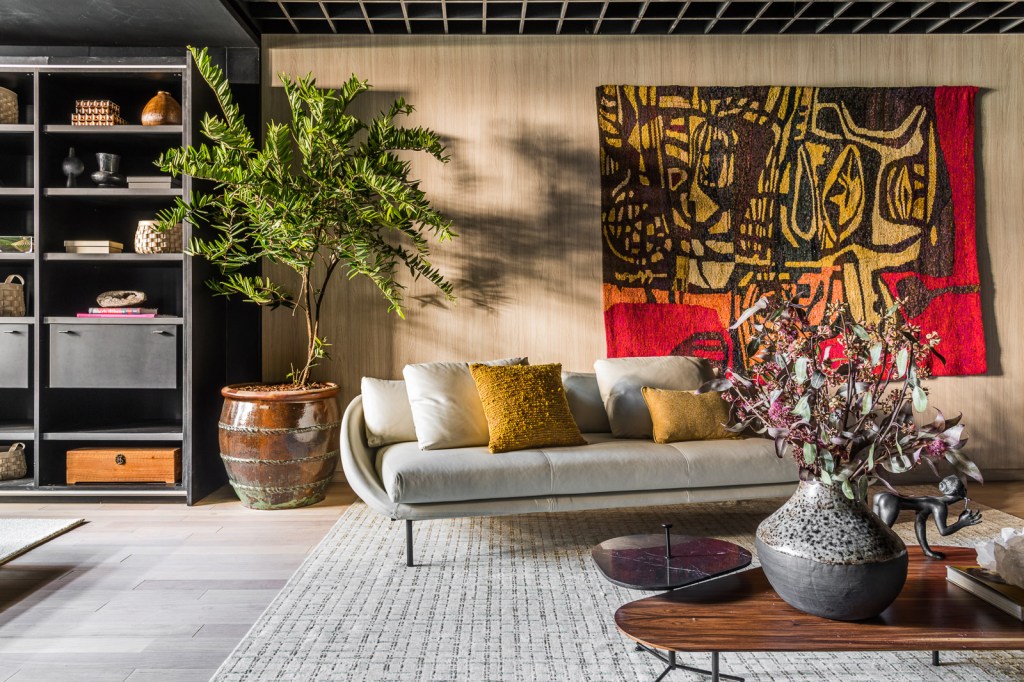 Érica Salguero Arquitetura - Espaço Solitude. Projeto da CASACOR São Paulo 2023. Na foto, sala com sofá e parede de madeira.