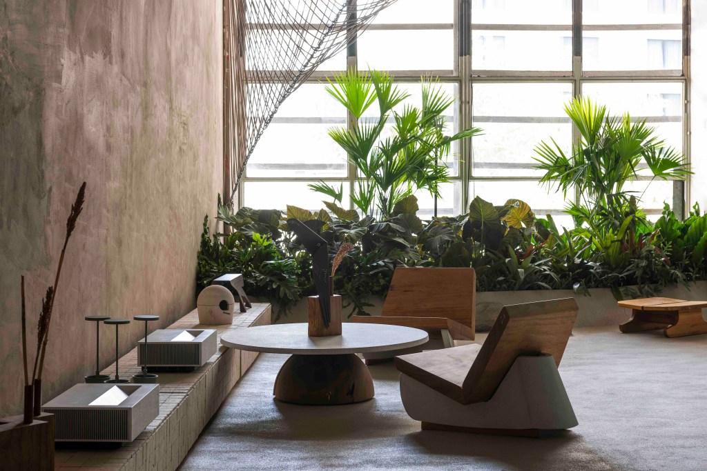 Estúdio Plantar Ideias - Entre:.nós. Projeto da CASACOR São Paulo 2023. Na foto, jardim com escultura de cordas, sofás e bancos.