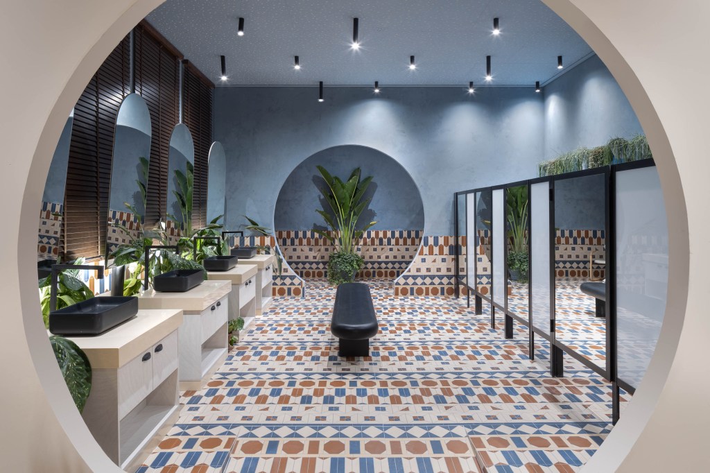 Hellen Pacheco Arquitetura e Design - Mediterrâneo em Mim. Projeto da CASACOR São Paulo 2023. Na foto, banheiro com piso cerâmico estampado e aberturas circulares na parede.