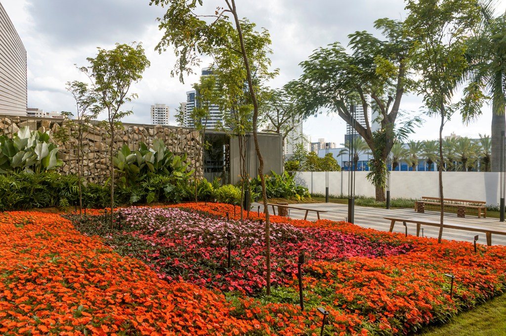 Leandro de Paula Araújo - À Sombras dos Flamboyants. Projeto da CASACOR Goiás 2023. Na foto, jardim com flores coloridas.