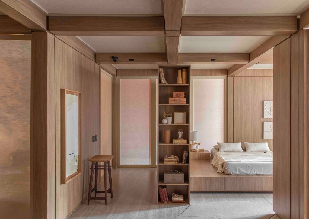 Quintino Facci Arquitetos - Morada da Alma. Projeto da CASACOR São Paulo 2023. Na foto, quarto com cama no tablado e paredes de madeira.