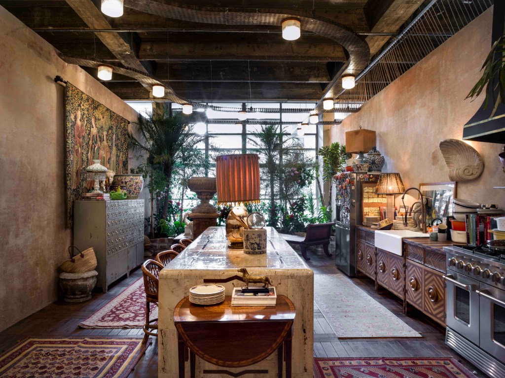 Studio Schier - Casa Terroir. Projeto da CASACOR São Paulo 2023. Na foto, cozinha com ilha, jardim e tapetes.