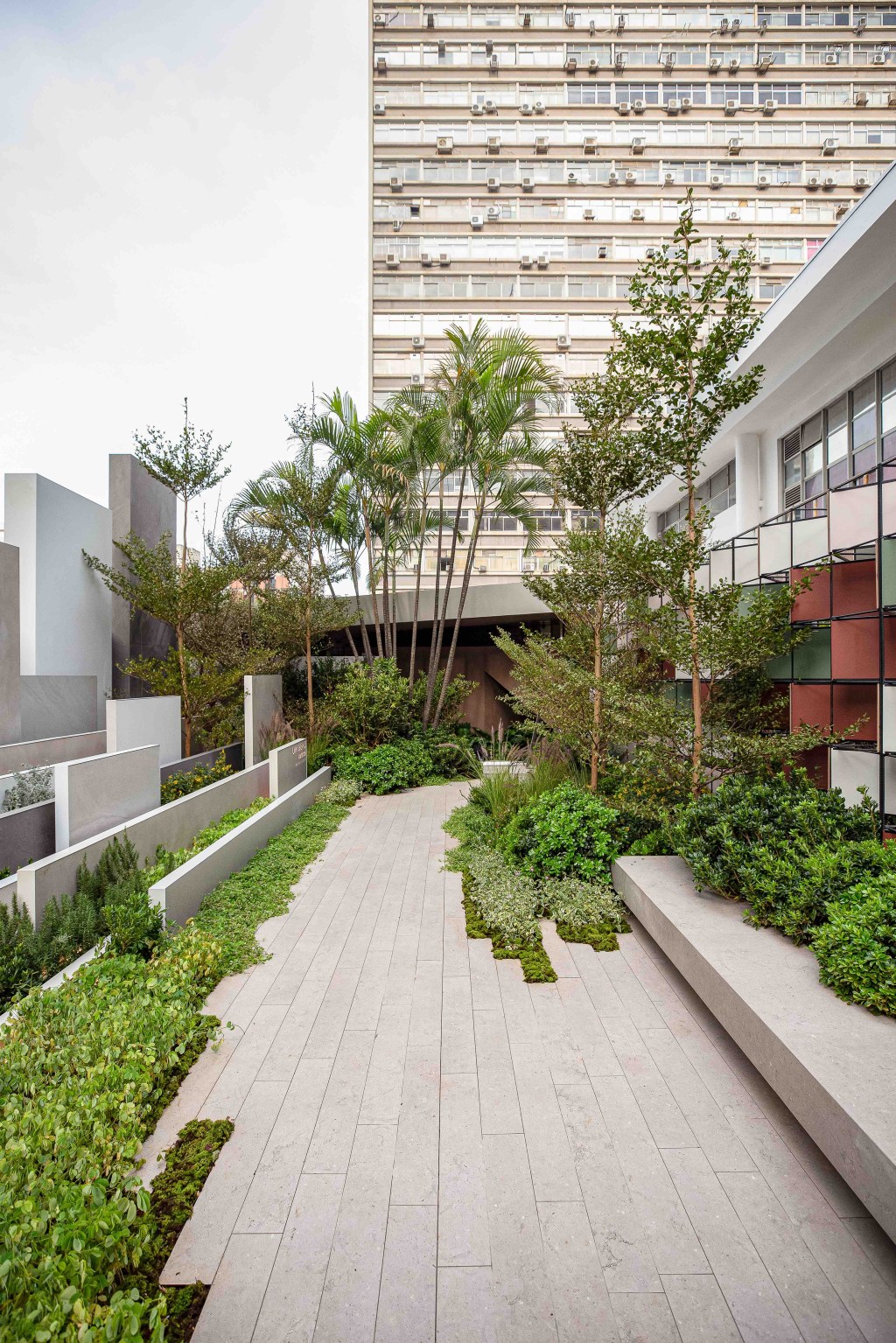 Alex Hanazaki - Origens Portinari por Alex Hanazaki. Projeto da CASACOR São Paulo 2023. Na foto, jardim no rooftop com peças cerâmicas.