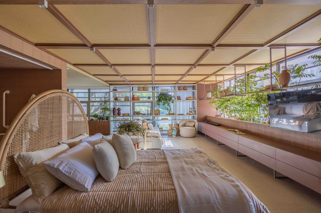 ARQTAB | Maycon Fogliene - A Casa do Ser. Projeto da CASACOR São Paulo 2023. Na foto, quarto de casal com cama com cabeceira de palhinha. banco e tv.