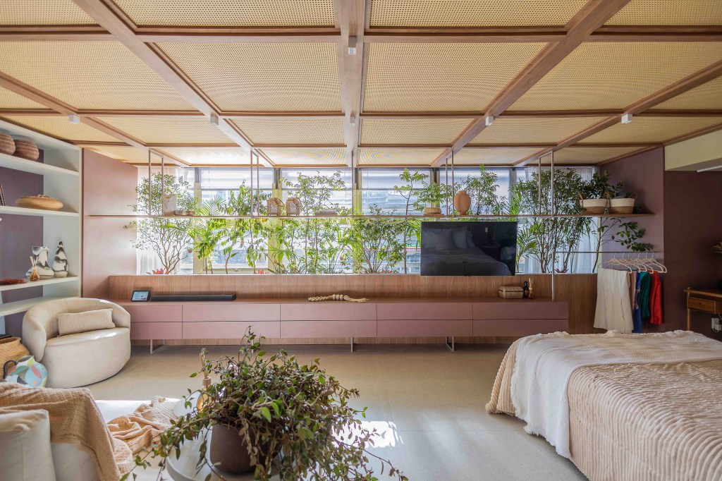 ARQTAB | Maycon Fogliene - A Casa do Ser. Projeto da CASACOR São Paulo 2023. Na foto, quarto de casal com cama, banco, tv e poltrona.
