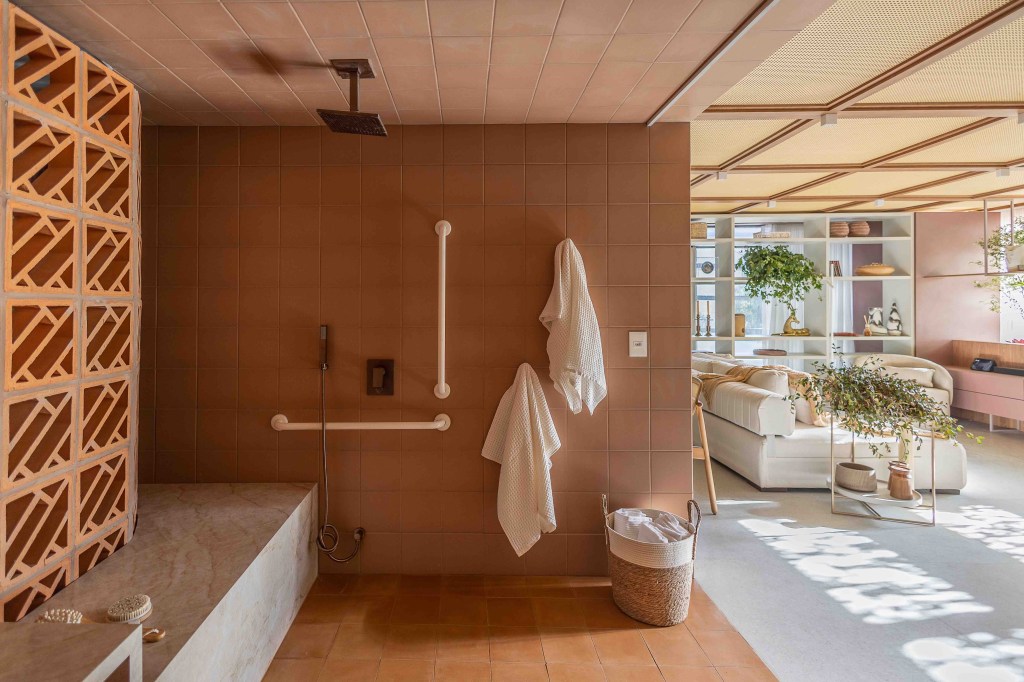 ARQTAB | Maycon Fogliene - A Casa do Ser. Projeto da CASACOR São Paulo 2023. Na foto, banheiro acessível como parede de cobogó, espelho e chuveiro de teto.