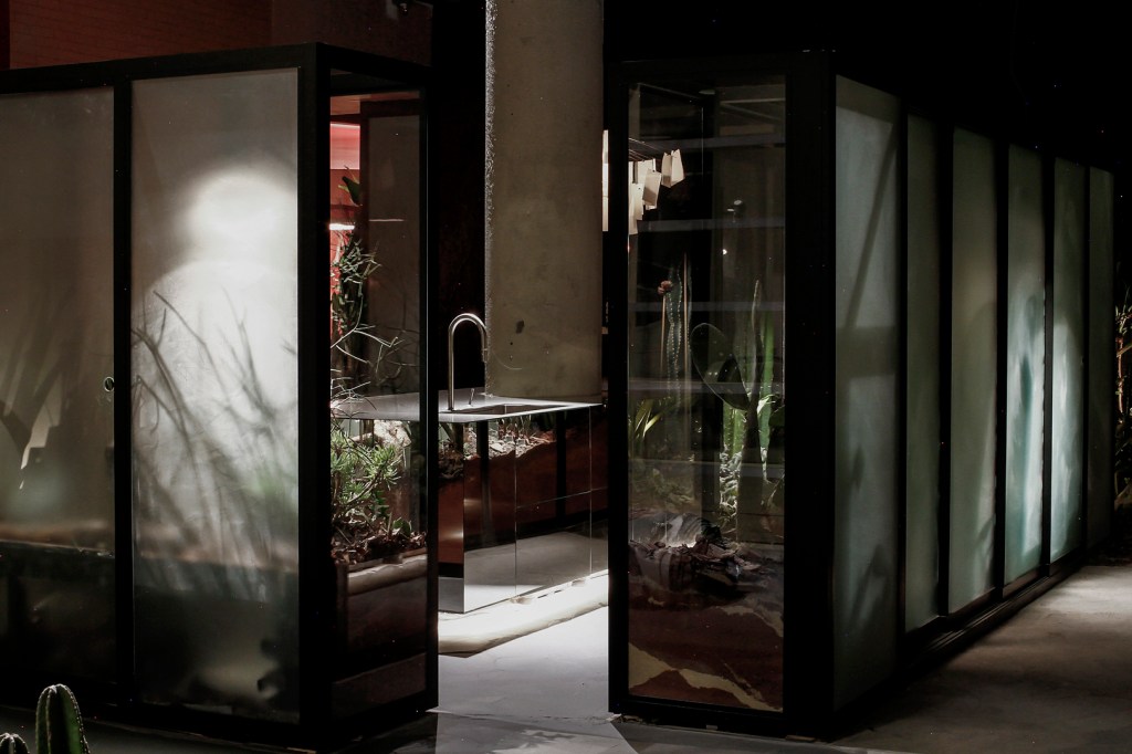 Augusta Pastor e Santiago Roose - Planeta Fitocêntrico. Projeto da CASACOR São Paulo 2023. Na foto, vitrines com plantas e bancada de espelhos.