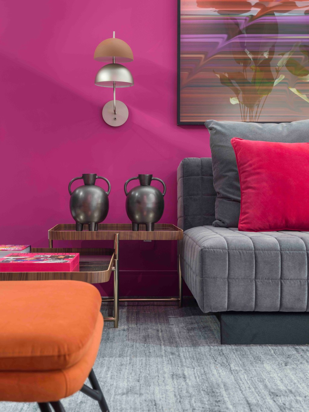 Brunete Fraccaroli Arquitetura & Interiores - O Reverso do Metaverso. Projeto da CASACOR São Paulo 2023. Na foto, sala com parede rosa, sofá cinza e obras de arte.