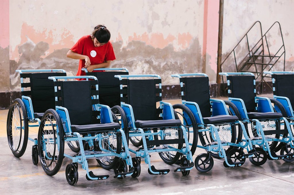 Cadeiras de rodas feitas a partir de canetas de insulina descartadas.