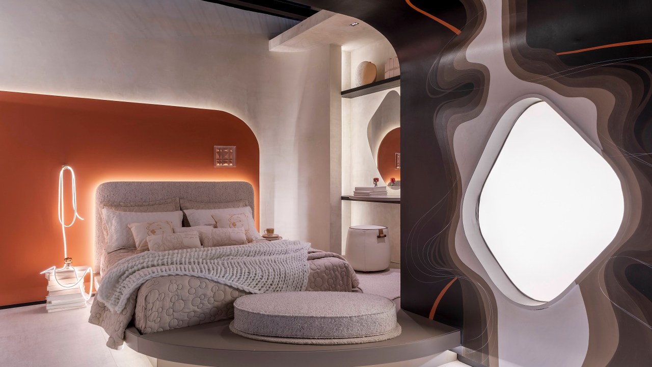 Cilene Lupi - Um lar para apertar o pause. Projeto da CASACOR São Paulo 2023. Na foto, quarto com móveis curvos, parede laranja, cama e penteadeira.