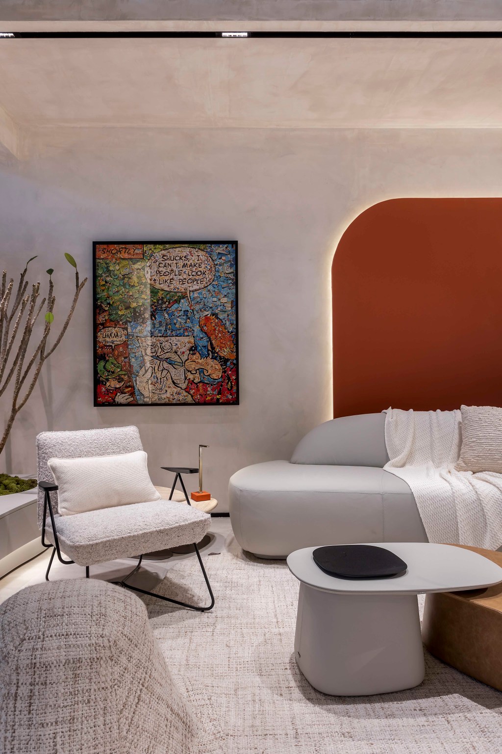 Cilene Lupi - Um lar para apertar o pause. Projeto da CASACOR São Paulo 2023. NA foto, sala de estar com sofá curvo, tapete, mesa e paredes laranjas,