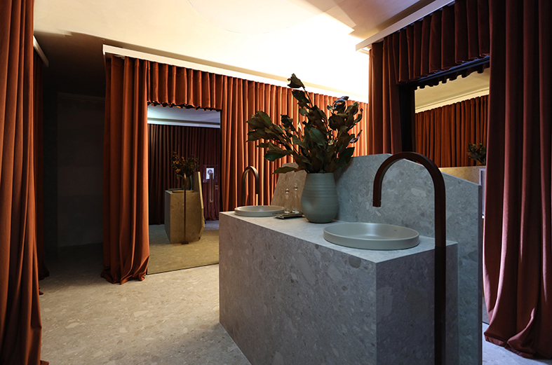 Dani Vit Arquitetura - Rest Room. Projeto da CASACOR São Paulo 2023. Na foto, banheiro com cortina de veludo.