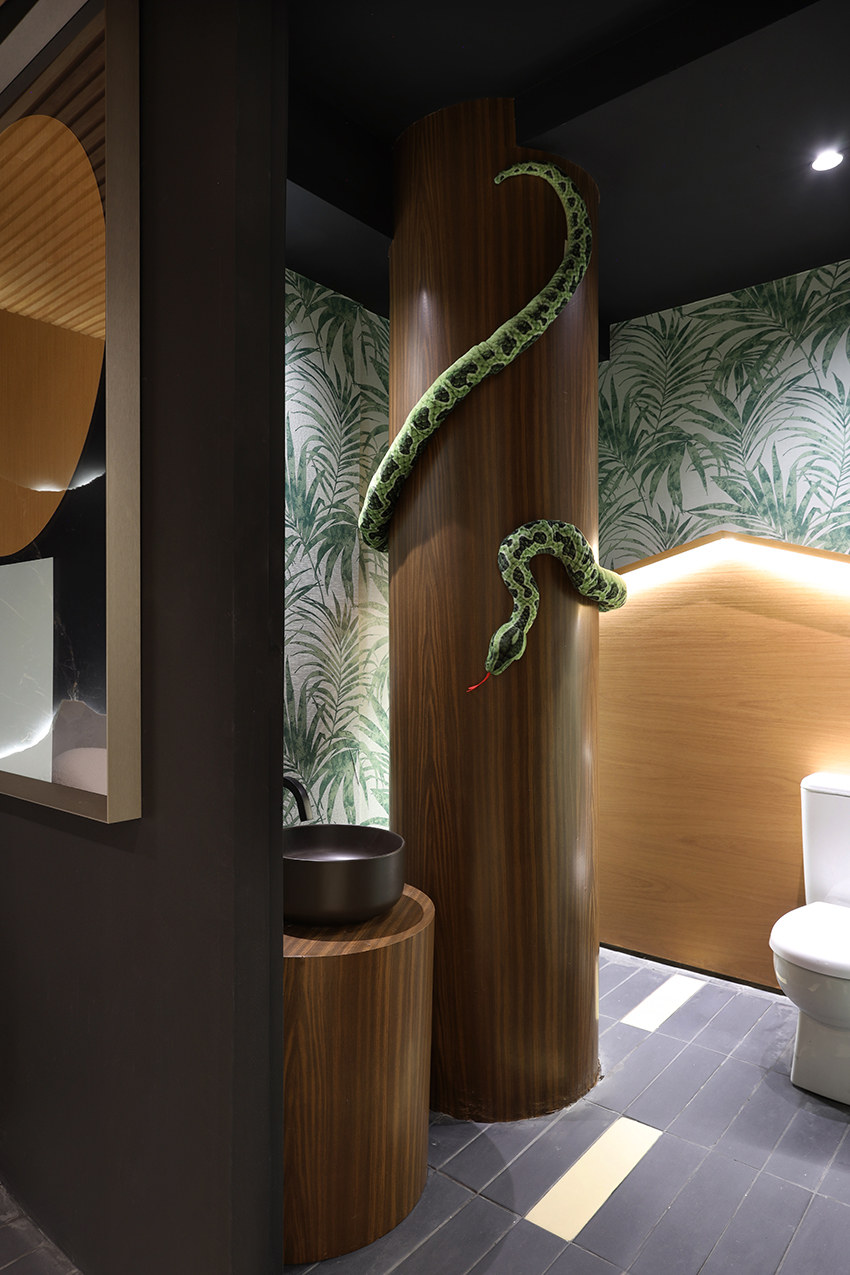 Daniel Szego e Fredy Terzian - Banheiro da Família. Projeto da CASACOR São Paulo 2023. Na foto, banheiro com pilar, papel de parede e escultura de cobra.