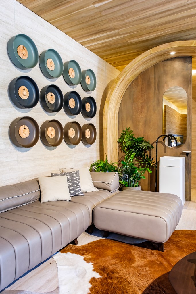 Eduardo Baldelomar - Jorori Lounge Gourmet. Projeto da CASACOR Bolívia 2023. Na foto, sala com cubas na parede, sofá e tapete.