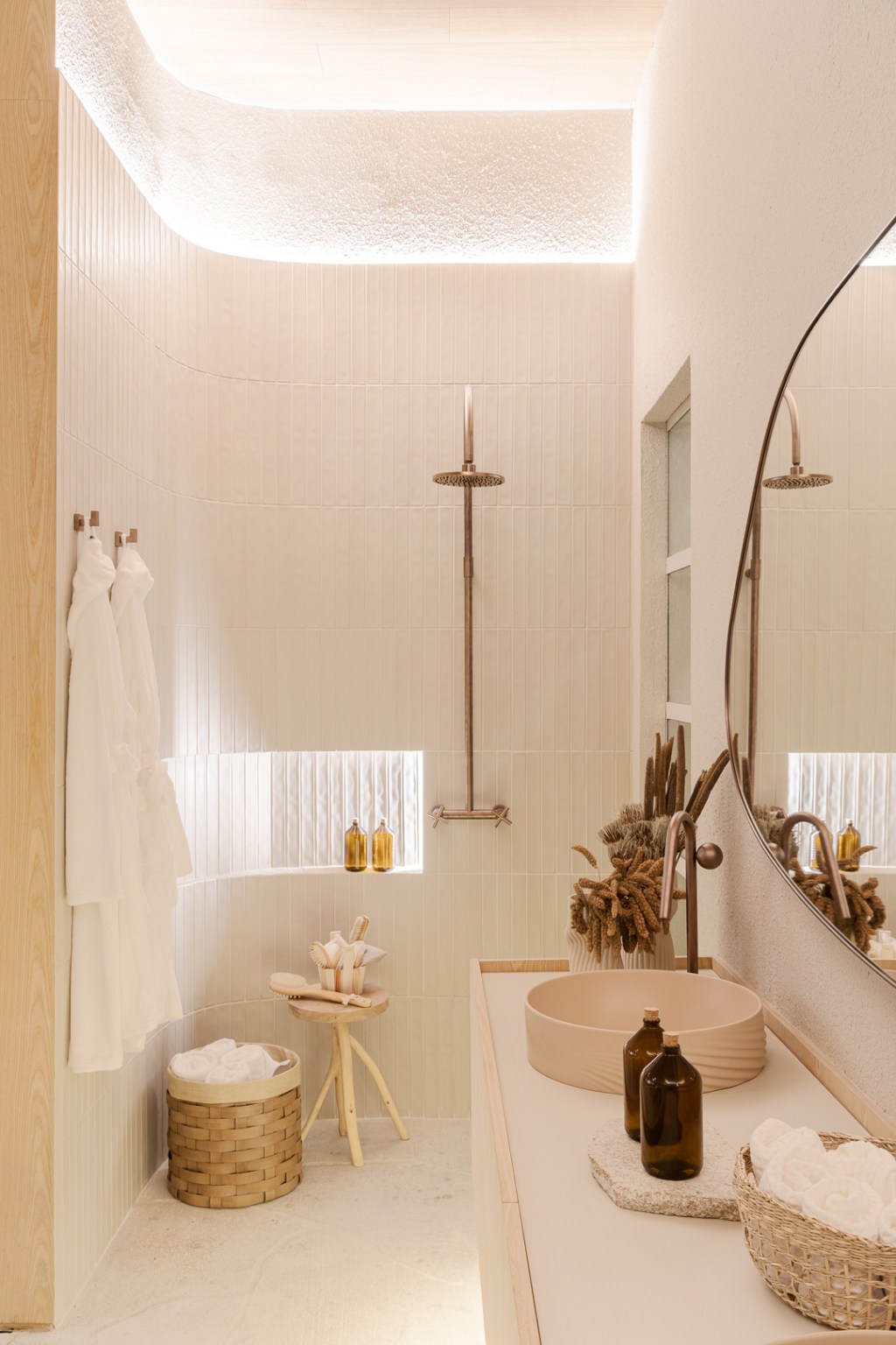 Figueiredo Fischer Arquitetos - Casa Lider. Projeto da CASACOR São Paulo 2023. Na foto, banheiro com parede curva, espelho e nicho.