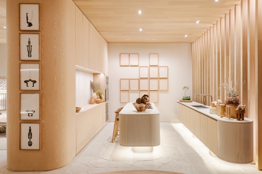 Figueiredo Fischer Arquitetos - Casa Lider. Projeto da CASACOR São Paulo 2023. Na foto cozinha com ilha, brises de madeira e banqueta.