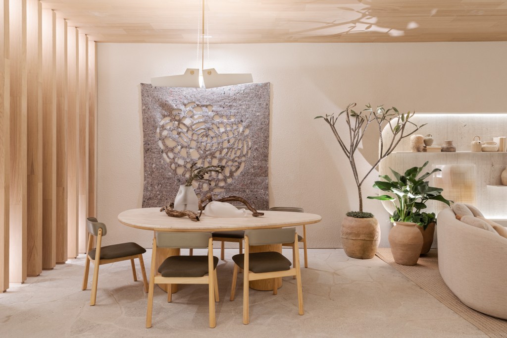 Figueiredo Fischer Arquitetos - Casa Lider. Projeto da CASACOR São Paulo 2023. Na foto, sala de jantar com mesa de madeira, tapeçaria e cerâmica.