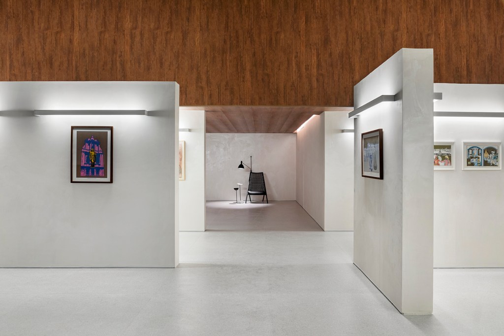 GDL Arquitetura - Galeria Origami CASACOR. Projeto da CASACOR São Paulo 2023. Na foto, galeria de arte com paredes brancas, quadros e banco.