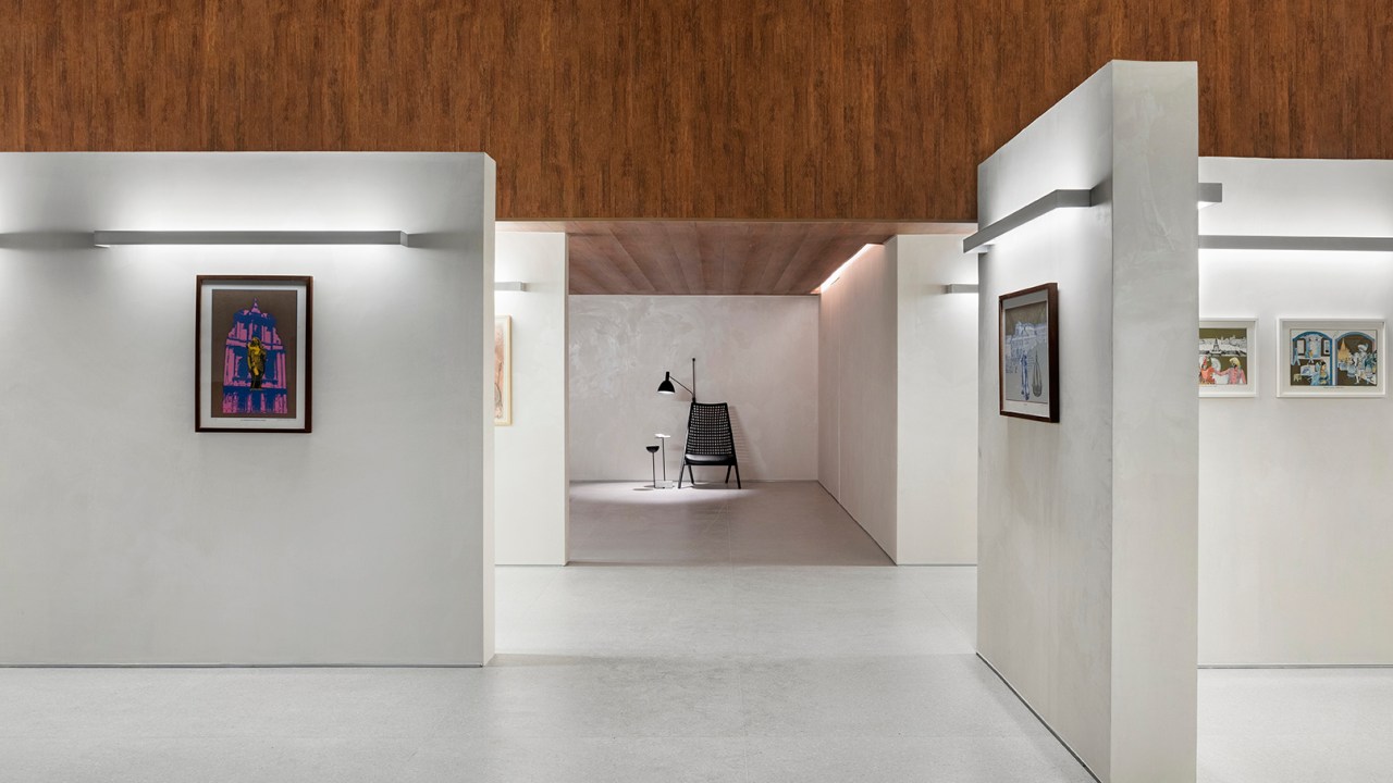 GDL Arquitetura - Galeria Origami CASACOR. Projeto da CASACOR São Paulo 2023. Na foto, galeria de arte com paredes brancas, quadros e banco.