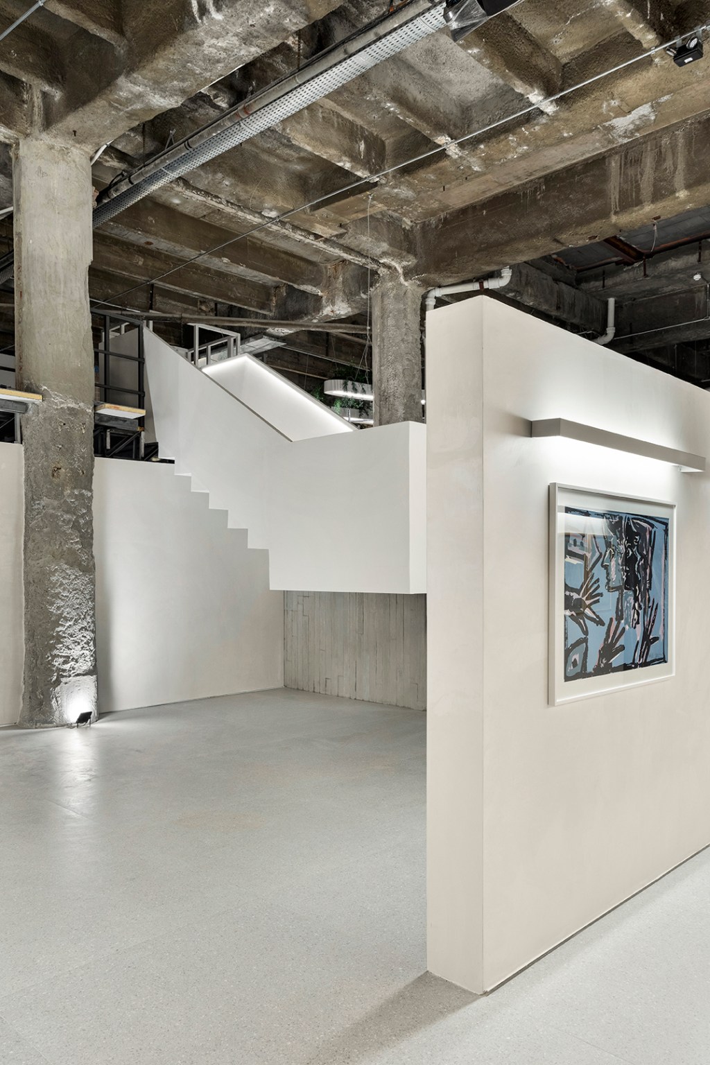 GDL Arquitetura- Galeria Origami CASACOR. Projeto da CASACOR São Paulo 2023. Na foto, galeria de arte com paredes brancas, quadros e banco.
